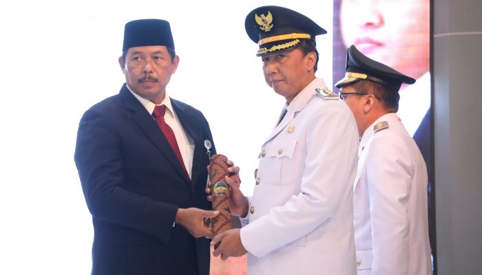Lantik Pj Bupati Brebes dan Banyumas, Nana Sudjana Minta Sukseskan Pilkada 2024