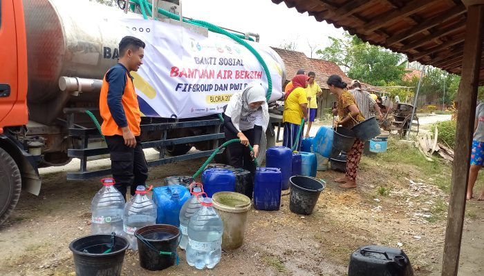 Efek Musim Kemarau Hingga Mengalami Krisis Selama Lima Bulan di Blora, Warga Berebut Bantuan Air Bersih