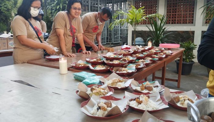 Indahnya Toleransi, Gereja Katedral Semarang Bagikan 220 Paket Makan Gratis Untuk Lintas Agama