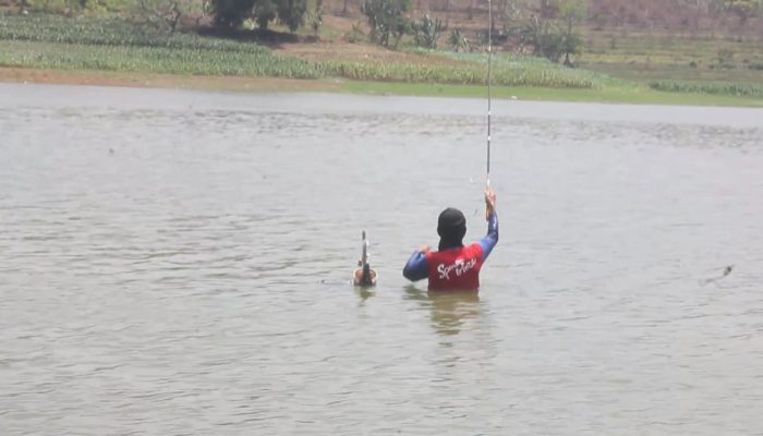 Debit Air Waduk Tempuran Blora Menipis selama Kemarau, Warga Sekitar Auto Mencari Ikan!