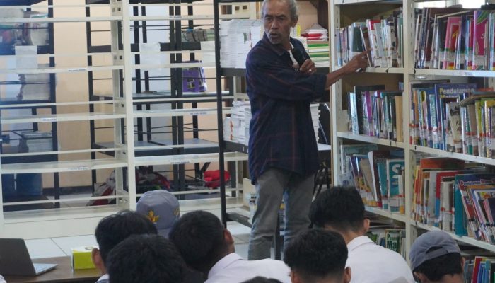 Ajak Siswa Cintai Sastra, SMA Kesatrian 2 Semarang Undang Sosiawan Leak