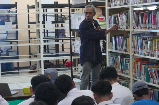 sosiawan leak ajarkan siswa cintai sastra