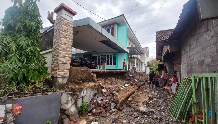 Hujan Badai, Pagar Tembok Dinas Perdagangan Blora Ambrol Timpa Dua Rumah Warga