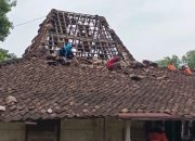 Hujan Lebat Disertai Puting Beliung Terjang Desa di Blora, Rumah Roboh hingga Atap Terbawa Angin