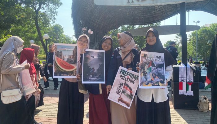 Peringati 1 Tahun Badai Al-Aqsha, Mahasiswa Kota Semarang Gelar Aksi Bela Palestina di Car Free Day