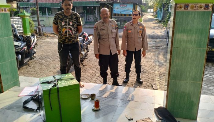 Lelaki Blora Nekat Curi Kotak Amal di Teras Masjid, Aksinya Terekam CCTV: Pelaku Belum Tertangkap