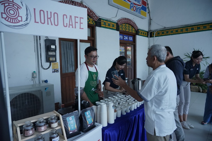 Daop 4 Semarang Rayakan HUT ke-79 KAI dengan Bagikan Ribuan Cup Kopi Gratis ke Pelanggan