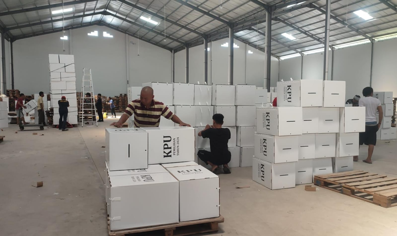 KPU Kota Semarang Rakit 4.748 Kotak Suara, Target Rampung dalam Dua Hari