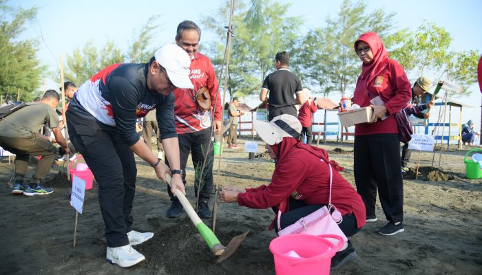 Pemkot Semarang Gelar Bersih-Bersih Pantai Tirang, Upaya Jaga Kelestarian Lingkungan