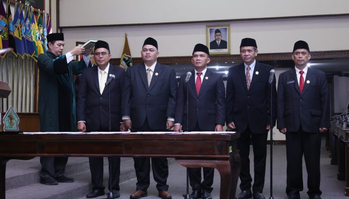 Video Lima Pimpinan DPRD Jawa Tengah Dilantik, Sumanto Kembali jadi Ketua