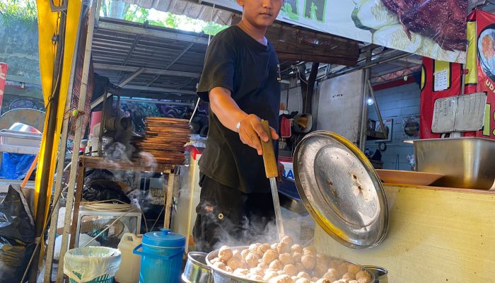 Kenyangnya “Mukbang” Bakso di Kota Semarang, Rp20 Ribu Bisa Makan Sepuasnya, Bebas Ambil!