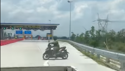Viral Pemotor Nekat Masuk Tol Jogja-Solo di Klaten, Diduga Bukan Warga Lokal