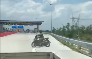 Video viral pengendara motor masuk jalur tol Jogja-Solo di Klaten.