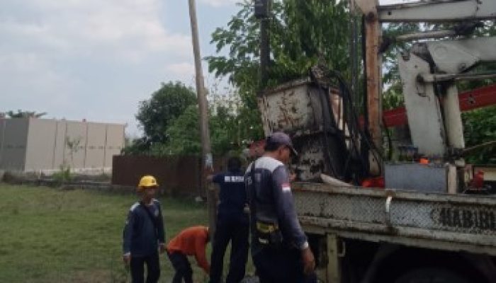 Warga Lapor Tiang Lampu Penerangan Jalan Miring, Dinrumkimhub Blora Gerak Cepat Perbaiki
