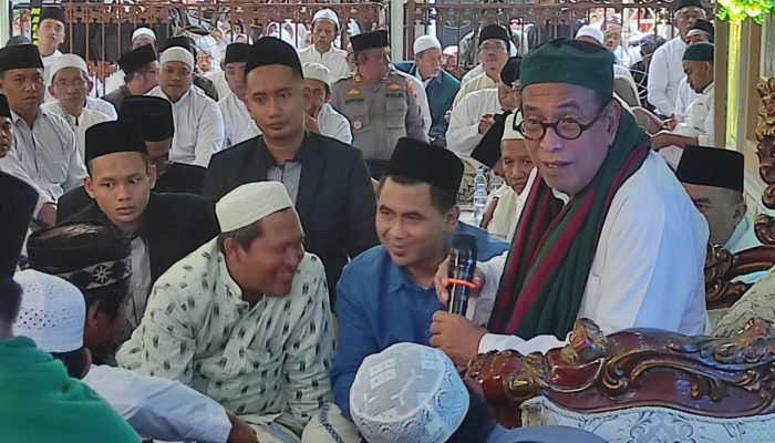Hadiri Puncak Maulid Terbesar di Jepara, Gus Yasin Dipuji Pintar Baca Kitab Sintuduror