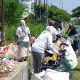 relawan asri bersihkan sampah
