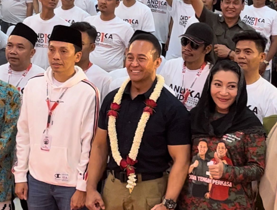 Koordinator Relawan Tekadh Membara, Gus Boby (kiri) dan Andika Perkasa (tengah)