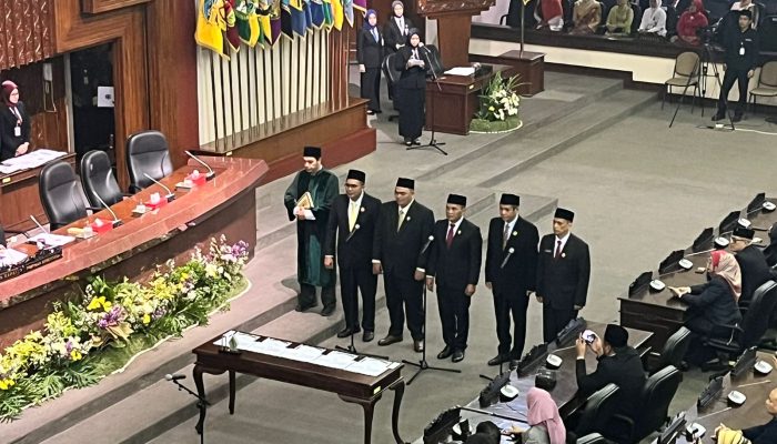 Lima Pimpinan DPRD Jateng 2024-2029 Resmi Dilantik, Sumanto Kembali Jabat Ketua
