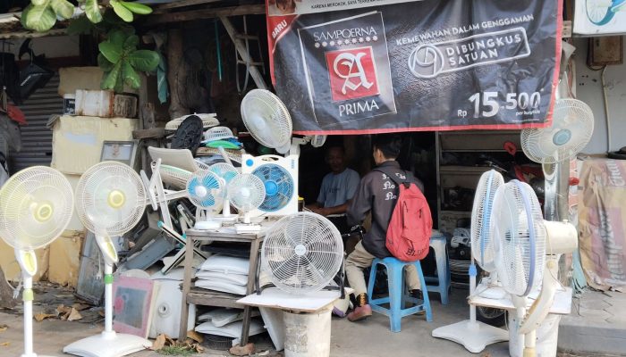 Semarang Panas Pol, Lur! Kipas Angin Bekas jadi Incaran Mahasiswa dan Anak Kosan