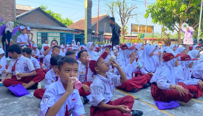 Tingkatkan Protein dan Gizi, Siswa SD di Semarang Kompak Minum Susu dan Makan Telur Bersama