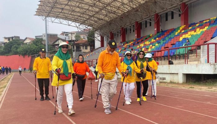 Mengenal Komunitas Jalan Nordik, Pecinta Jalan Kaki dengan Tongkat Ski, Bisa Sembuhkan Berbagai Penyakit!