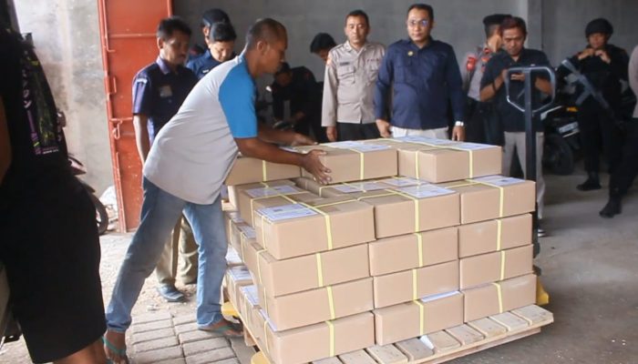 Persiapan Pilkada 2024, Ribuan Surat Suara Pemilihan Bupati dan Wakil Bupati Blora Tiba di Gudang KPU