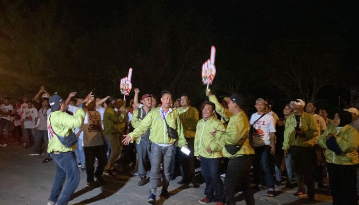 Meski Dilarang Masuk, Pendukung Cagub Tetap Setia Tunggu Debat Pilgub Jateng Usai