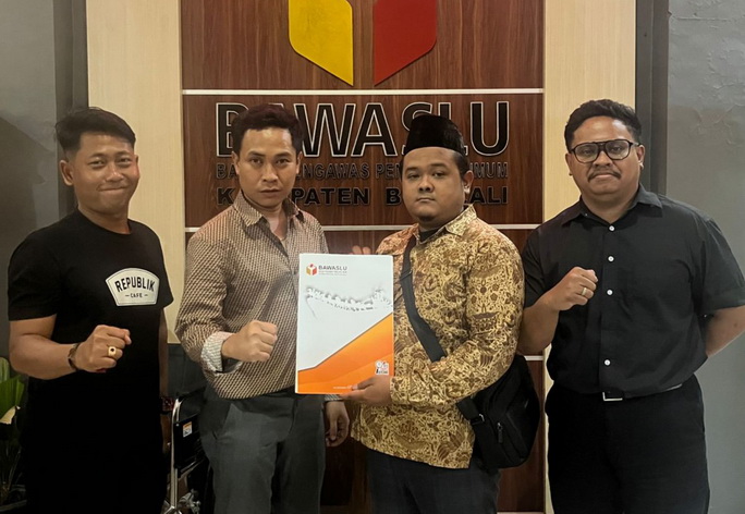 Tim Pengawal Demokrasi melaporkan kepala desa Tegalgiri, Nogosari, Boyolali ke Badan Pengawas Pemilu (Bawaslu). (Dok)