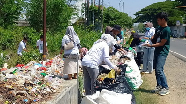 relawan asri bersihkan sampah