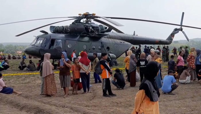 Diduga Mesin Rusak, Helikopter TNI AD Mendarat Darurat di Blora