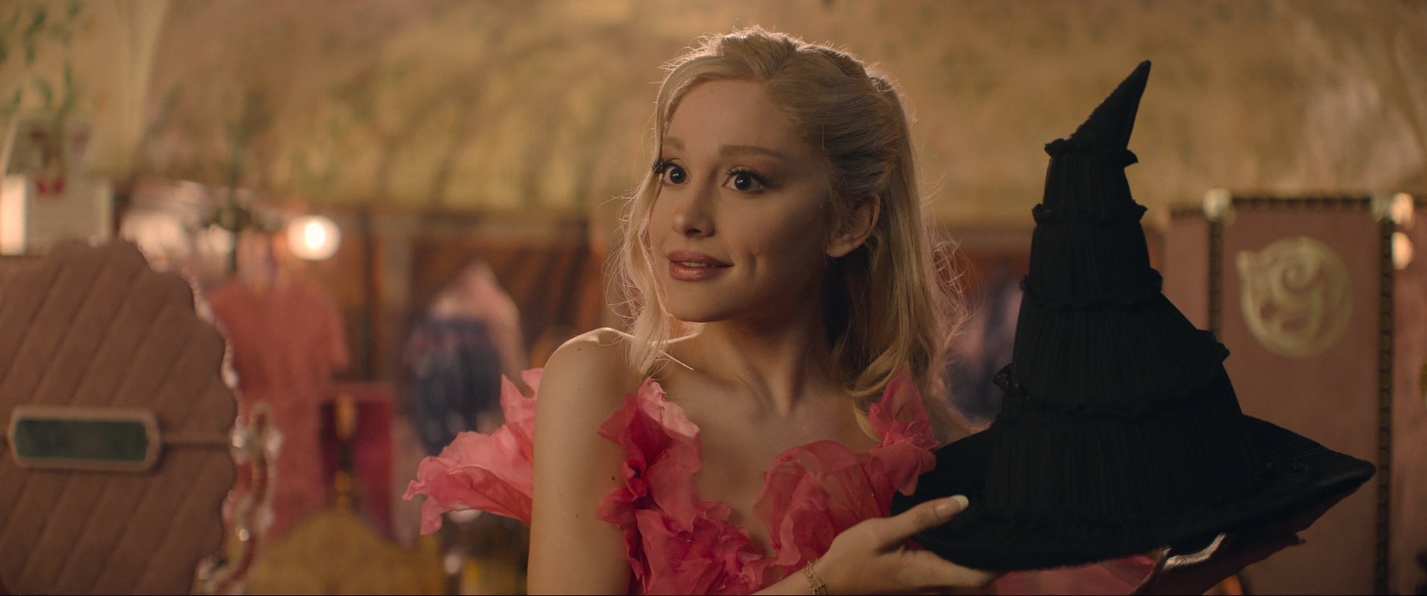 Ariana Grande dalam film Wicked. (X/@apat10)