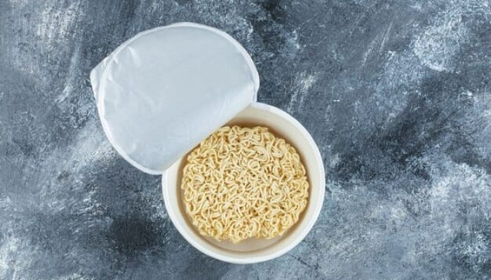 Cegah Sebelum Terlambat! Begini Bahaya Makan Mi Instan yang Direbus dalam Plastik