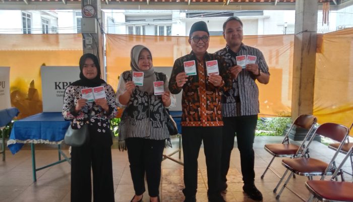 Ke TPS Ditemani Keluarga, Iswar Aminuddin: Usai Pencoblosan Warga Semarang Harus Bersatu