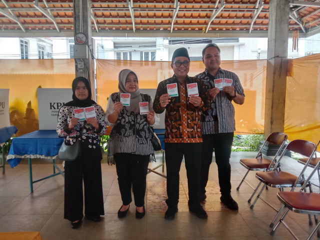 Ke TPS Ditemani Keluarga, Iswar Aminuddin: Usai Pencoblosan Warga Semarang Harus Bersatu