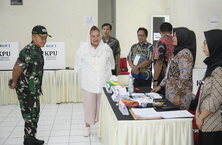 Mbak Ita Tinjau Beberapa TPS di Kota Semarang, Pastikan Proses Demokrasi Berjalan Lancar