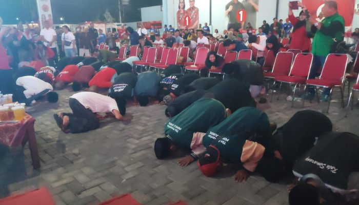 Sujud Syukur Warnai Kemenangan Agustin-Iswar Usai Hitung Cepat Pilwalkot Semarang
