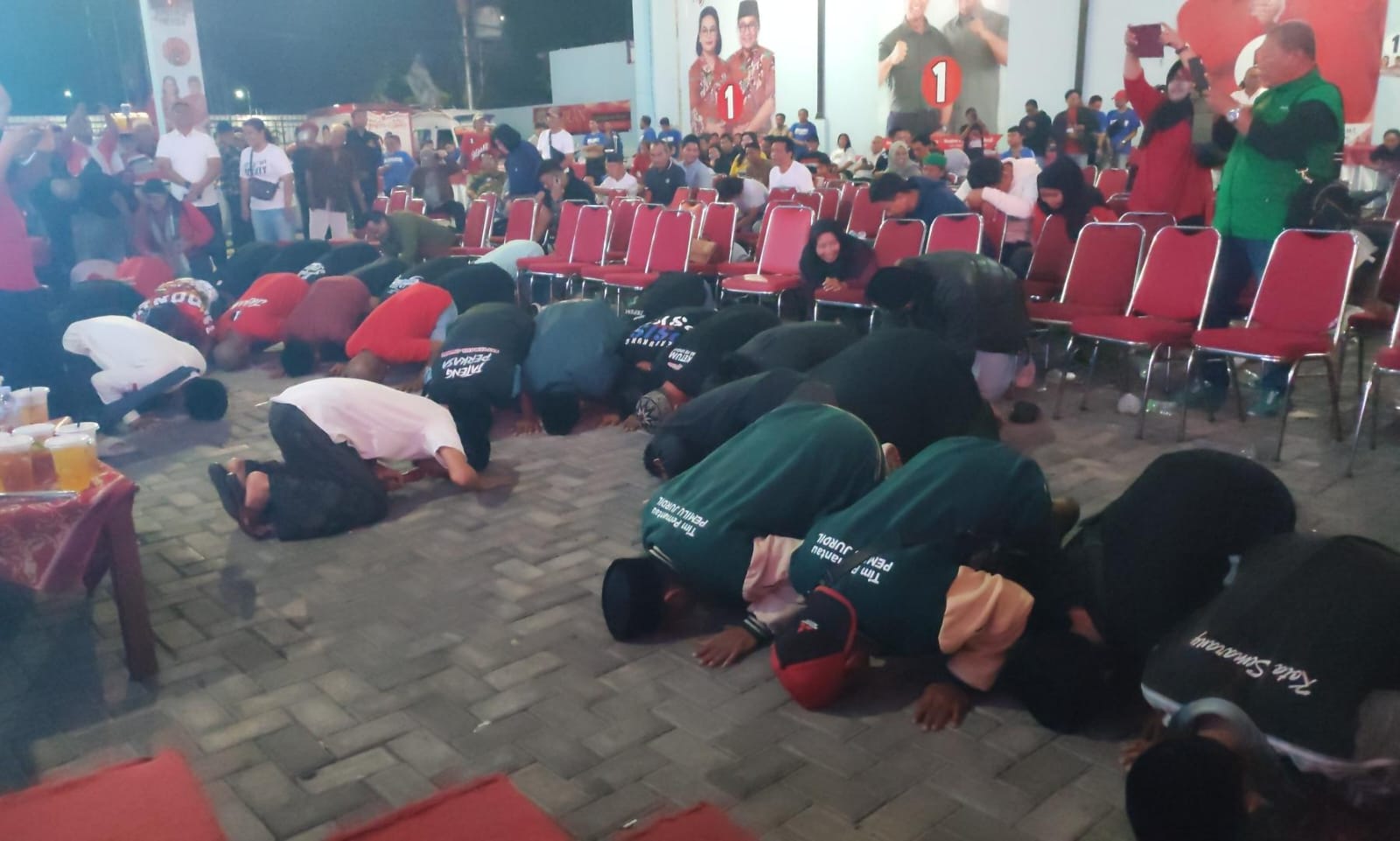 Sujud Syukur Warnai Kemenangan Agustin-Iswar Usai Hitung Cepat Pilwalkot Semarang
