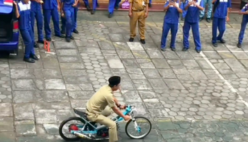 Viral Guru ‘Gokil’ SMK Purworejo Nyobain Motor Drag, Bikin Murid Heboh