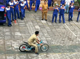 Viral guru SMK PN 2 Purworejo mencoba motor drag buatan muridnya. (Threads/localpride)