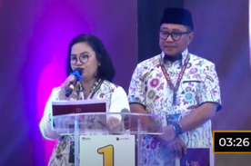 Paslon Walikota Semarang nomor urut 1 Agustin-Iswar dalam debat Pilwalkot Semarang, Jumat 15 November 2024. (YouTube/beritajateng.tv channel)
