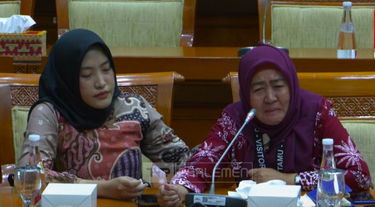 Ibunda dr. Aulia (kanan) saat menceritakan kasus anaknya di PPDS Undip. (YouTube/Komisi III DPR RI Channel)
