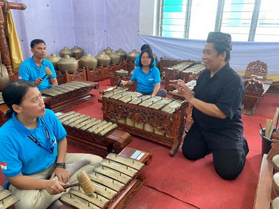 guru sekolah mataram