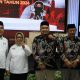 Foto bareng debat perdana calon bupati dan calon wakil bupati Blora di Graha Larasati Blora, Jawa Tengah, Senin, 4 November 2024. (Heri/beritajateng.tv)