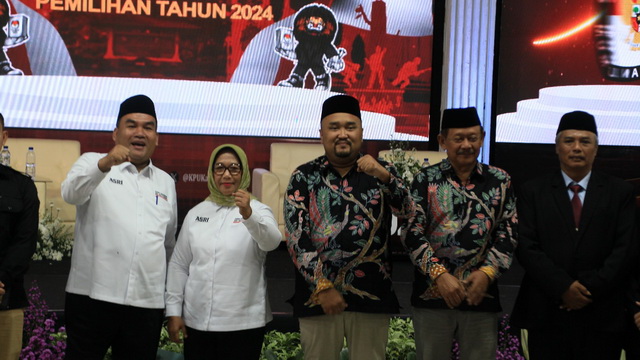 Foto bareng debat perdana calon bupati dan calon wakil bupati Blora di Graha Larasati Blora, Jawa Tengah, Senin, 4 November 2024. (Heri/beritajateng.tv)