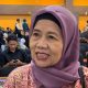 Pengamat politik Universitas Diponegoro, Puji Astuti mengkritik DPR RI, saat dijumpai di FISIP Universitas Diponegoro (Undip). (Made Dinda Yadnya Swari/beritajateng.tv)