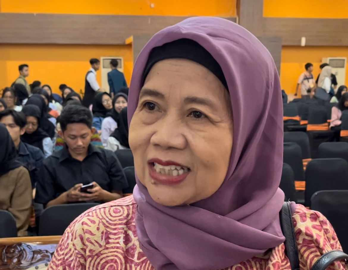 Pengamat politik Universitas Diponegoro, Puji Astuti mengkritik DPR RI, saat dijumpai di FISIP Universitas Diponegoro (Undip). (Made Dinda Yadnya Swari/beritajateng.tv)
