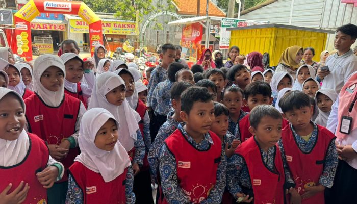 Asyiknya 150 Siswa SD Semarang Belajar Matematika Langsung di Minimarket
