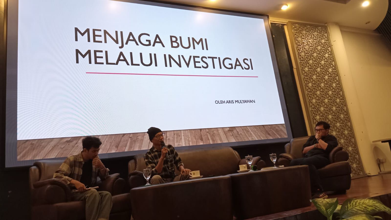 Peneliti Posdoktoral, Bosman Batubara (kanan) saat mengisi seminar lingkungan hidup di Universitas Katolik Soegijapranata