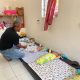 Yusuf Amri saat menunjukkan bayi-bayi yang ia selamatkan di Yayasan Rumah Bayi Nusantara. (Fadia Haris Nur Salsabila/beritajateng.tv)
