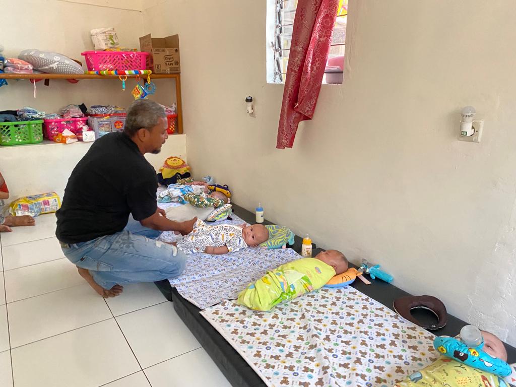 Yusuf Amri saat menunjukkan bayi-bayi yang ia selamatkan di Yayasan Rumah Bayi Nusantara. (Fadia Haris Nur Salsabila/beritajateng.tv)